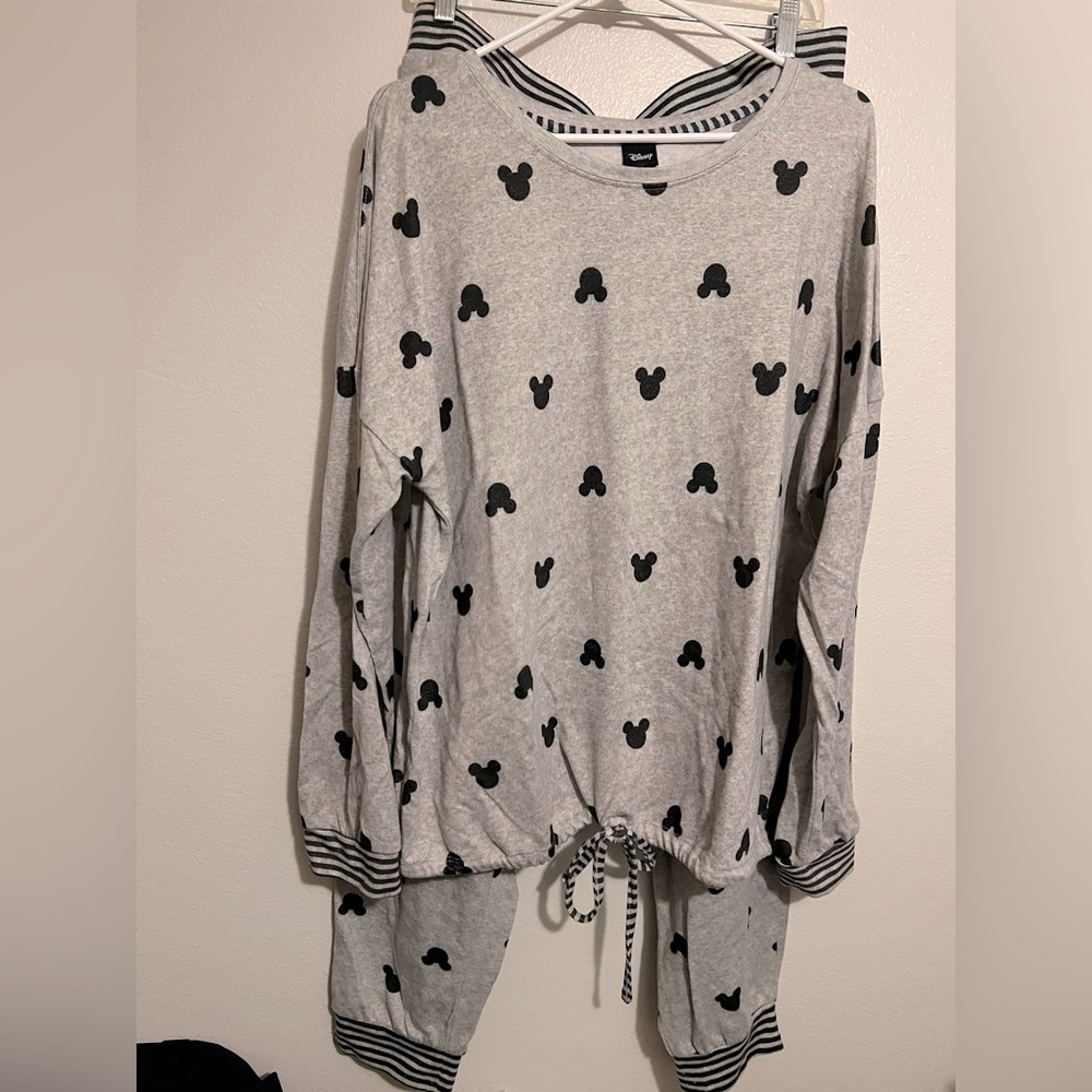 Women’s Disney pajamas . XL